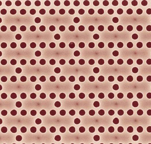 Zerstörungsfreie Charakterisierung von photonischen Membran-Kristallbauelementen