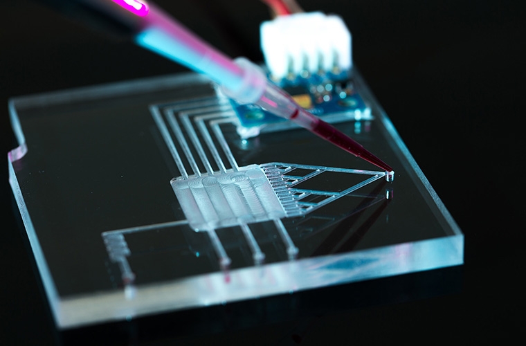Charakterisierung von mit Laser hergestellten Mikrokanälen für mikrofluidische Anwendungen