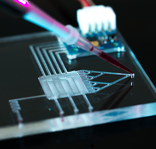 Charakterisierung von mit Laser hergestellten Mikrokanälen für mikrofluidische Anwendungen