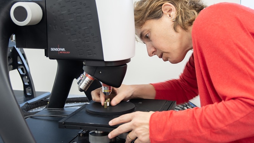A device for the color measurement and detection of spots on the skin A device for the color measurement and detection of spots on the skin